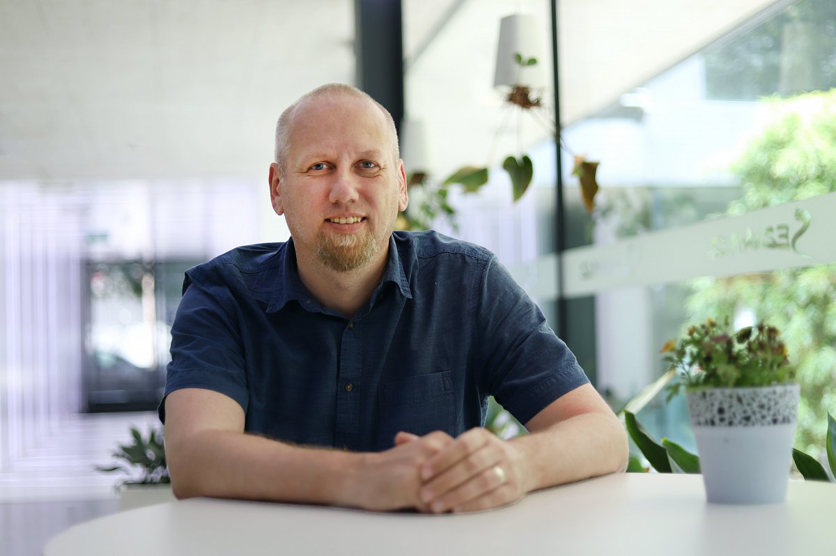 Používání internetu je pro starší lidi díky upraveným stránkám jednodušší, říká specialista
